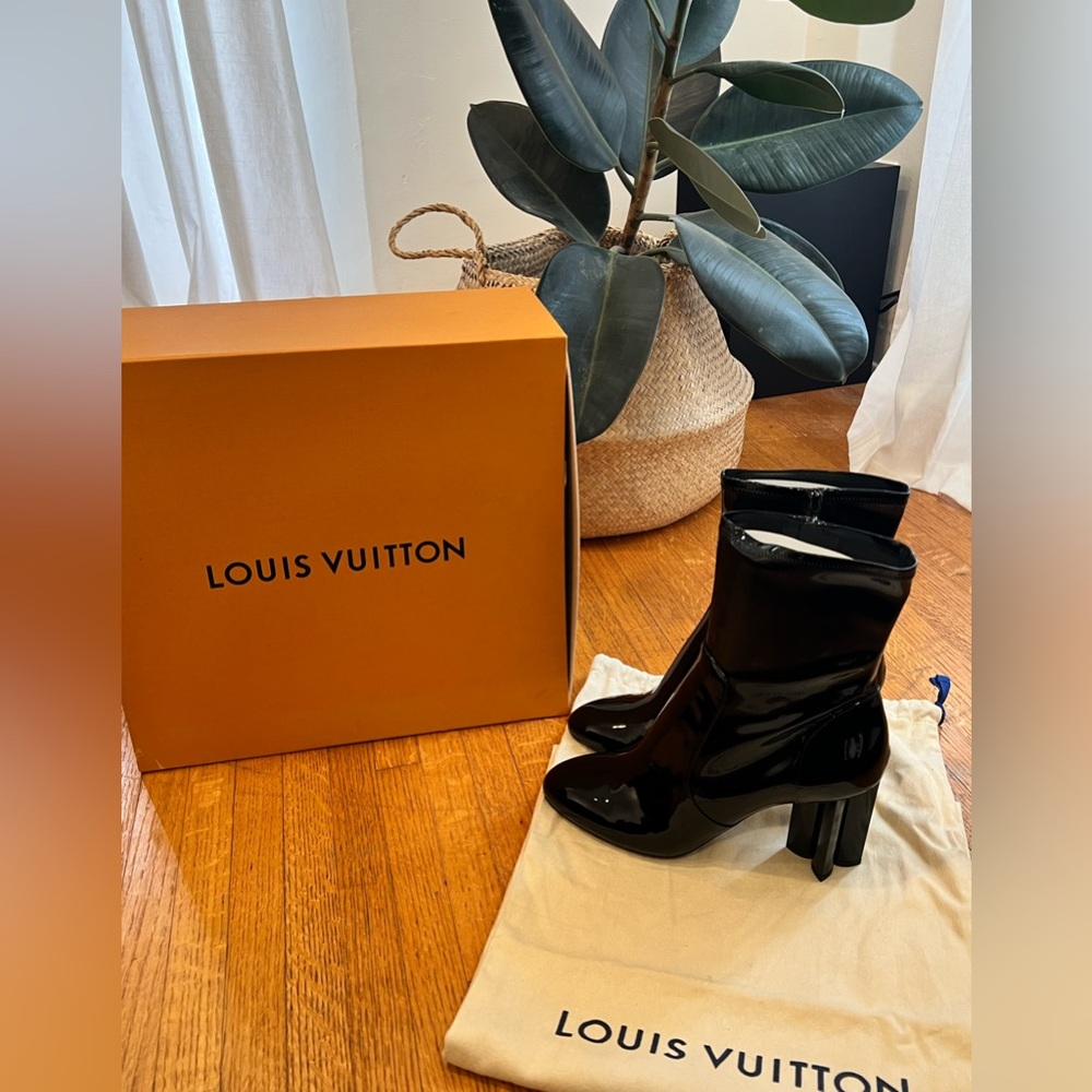 NWT Louis Vuitton Silhouette Black Patent Leather Ankle Boots Size 41